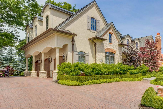 An Elegant Home With Stucco, Stone And Brick Accents An Elegant Home With Stucco, Stone And Brick Accents